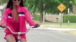 Die heiße Schlampe Adriana Milano spielt mit sich selbst und blitzt die