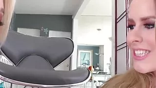 Große Shemale bietet ihren kleinen Schwanz einem zierlichen, engen Babe an