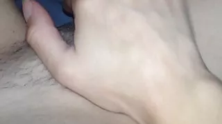 Sau rubbelt sich ihre stoppelige Fotze!