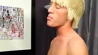 Schwanzhungriger Twink will wild auf einem fetten Schwanz herumhüpfen