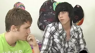 Extrem extravaganter Twink verblüfft mit Hardcore-Anal