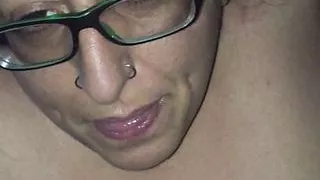 Meine Freundin nimmt meinen Schwanz von hinten und schluckt meine Ladung