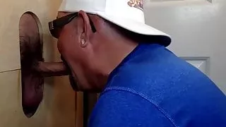 Gloryhole Blowjob für die Straße