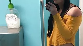 Chrissy Cocoa streichelt ihre Klitoris, bis sie sperma