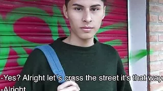 Junger Latino-Twink bezahlter Sex mit schwulem Filmemacher im Freien