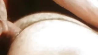 Der alte Arschpirat macht einen Doggystyle und sprüht Sperma auf seine Geliebte