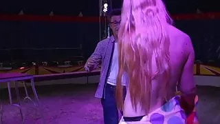Im Zirkus Conny fickt den Clown