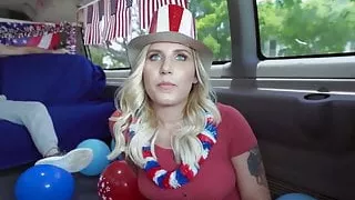 Eingefärbte Amateur-Tussi reitet auf amerikanischem Schwanz