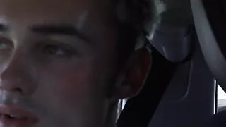 Kleiner Stiefbruder kriegt einen großen schwarzen Schwanz in sein Arschloch