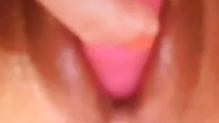 Thai slut fucks herself