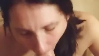 Britische Frau lutscht Schwanz