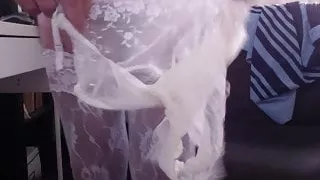 Crossdressed und Sperma in weißen Dessous