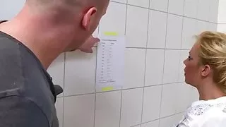 MILF mit Tattoo gefickt leidenschaftlich