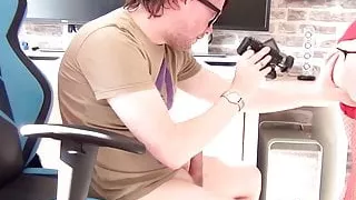 Nerdy dude tricks wannabe pornstar into sucking his dick