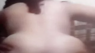 Culona cabalgando al marido en el sofa