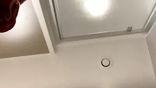 une amie filmee sort de la douche