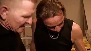 2 Freunde ficken die Nachbarin, deutscher Porno