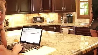 Vollbusige brünette MILF neckt ihren Mann mit sexy Dessous