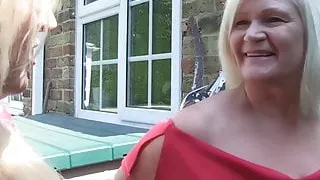 Promiskuitive GILF bekommt eine saftige Gesichtsbehandlung nach einem Dreier