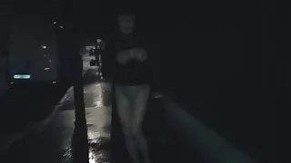 beurette en hijab seins nus dans la rue