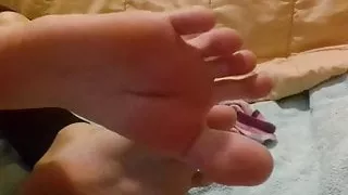 Sweet long toes removing their toe-socks - and spreading -.