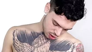 Tätowierter Latino-Schwuler muss das Arschloch seines Partners schlagen