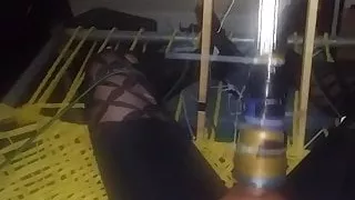 Maschine gefickt, gefesselt, Spandex Sklave