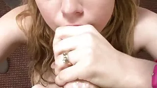 Süße junge Alania Fox bläst bis zum riesigen unordentlichen Gesichtsausdruck