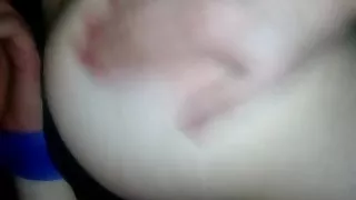 Sissy in Handschellen, dominiert von Shemale