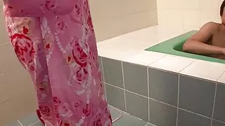 Japanese hottie gets fucked and creampied in the bath