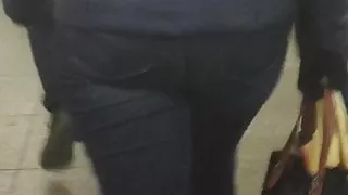 MILF with massive ass