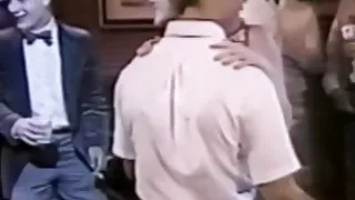 Hung butt buddy berührt sich vor dem nackten Ficken süßer Kerl