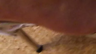 Bondage geölter Schwanz Sperma auf geölten Füßen in silbernen Mules