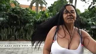 Bust Latina jumping jacks