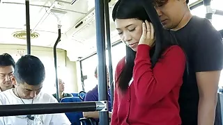 Die japanische Brünette Aimi Nagano wurde im Bus gefickt, unzensiert