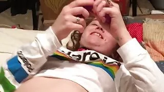 Daddy hat mir einen ferngesteuerten Vibrator besorgt