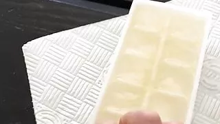 Ein paar gefrorene Pisswürfel in mein rosa Höschen stecken