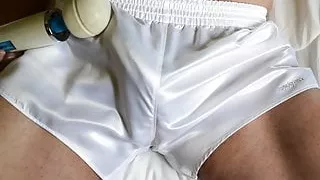 Vibed in weißen Satinshorts