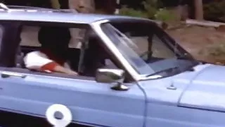 Retro-Backdoor-Banditen ficken im Freien und spritzen große Ladung