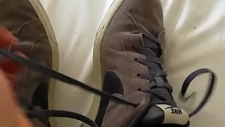 Turnschuhe und Socken ausziehen