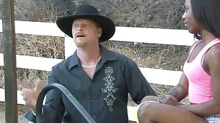 Tätowiertes Ebony-Baby reitet Stiefvater-Schwanz