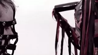 Shemale in Latex knallt ihren Sklavenjungen