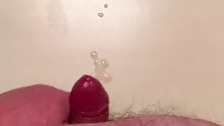 Molliger Kerl wichst einen kleinen Schwanz und kommt zum Sperma