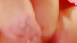 PAWG shows her fat ass with anal plug !