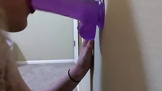 Webslut Sklavenhure Faye übt Deepthroating auf Dildo