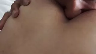 Asiatischer Amateur dildoed und in süßen Arsch gefickt