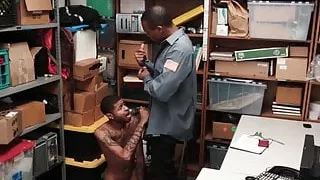 Gehängter Jock demoliert Arschloch eines geilen Ladendiebs