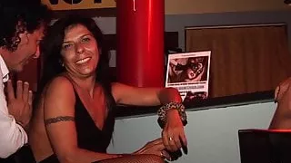 Doccia di squirting sulla maestrina nel prive