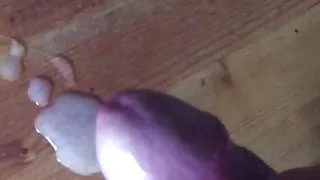 Huuuuuge Cumshot auf Tisch slomo