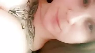 Schlampe Freundin reibt und schüttelt Brüste am Telefon